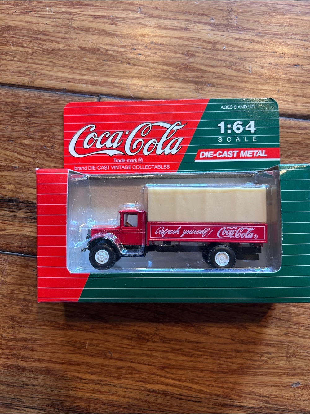 Coca-Cola Vintage Vehicles. 1:64 die cast metal vehicle. Mack Model BM c01